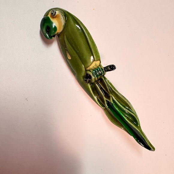 Elegant vintage metal Green Parrot Brooch - Picture 2 of 4
